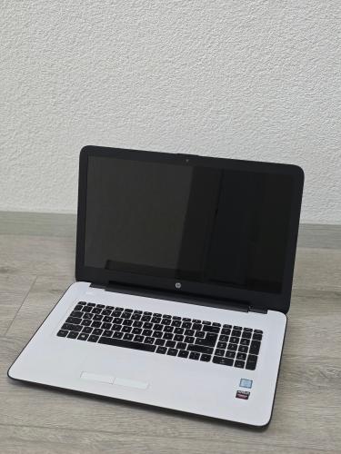 HP 17.3` Core i5 / AMD Graphics