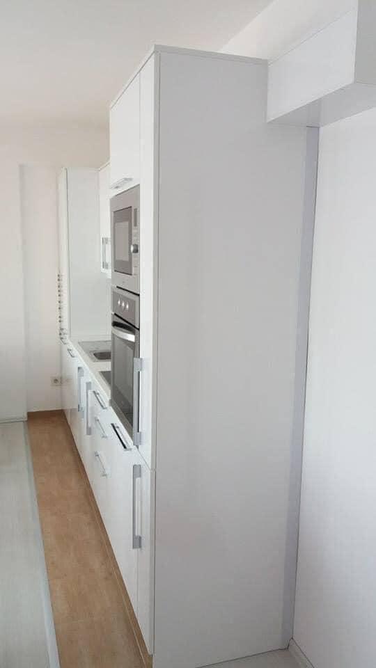 -Qira-Banes-Komode-ne-Fushe-Kosove-Perball-Bau-Marketit