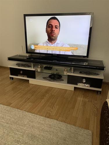Komodë per televizor