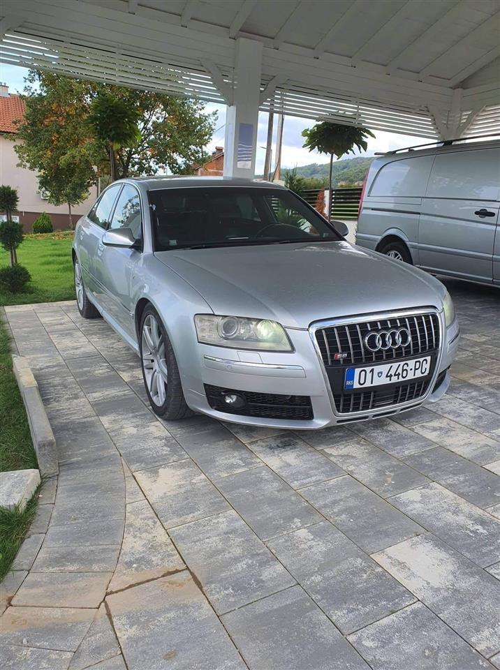 AUDI-S8-