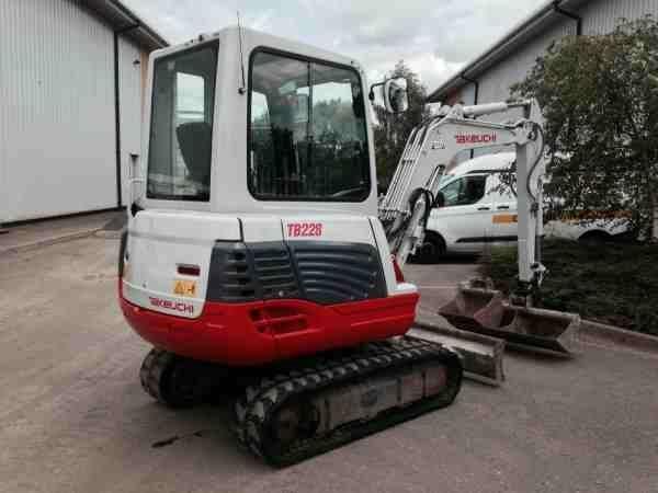2011-Takeuchi-TB228