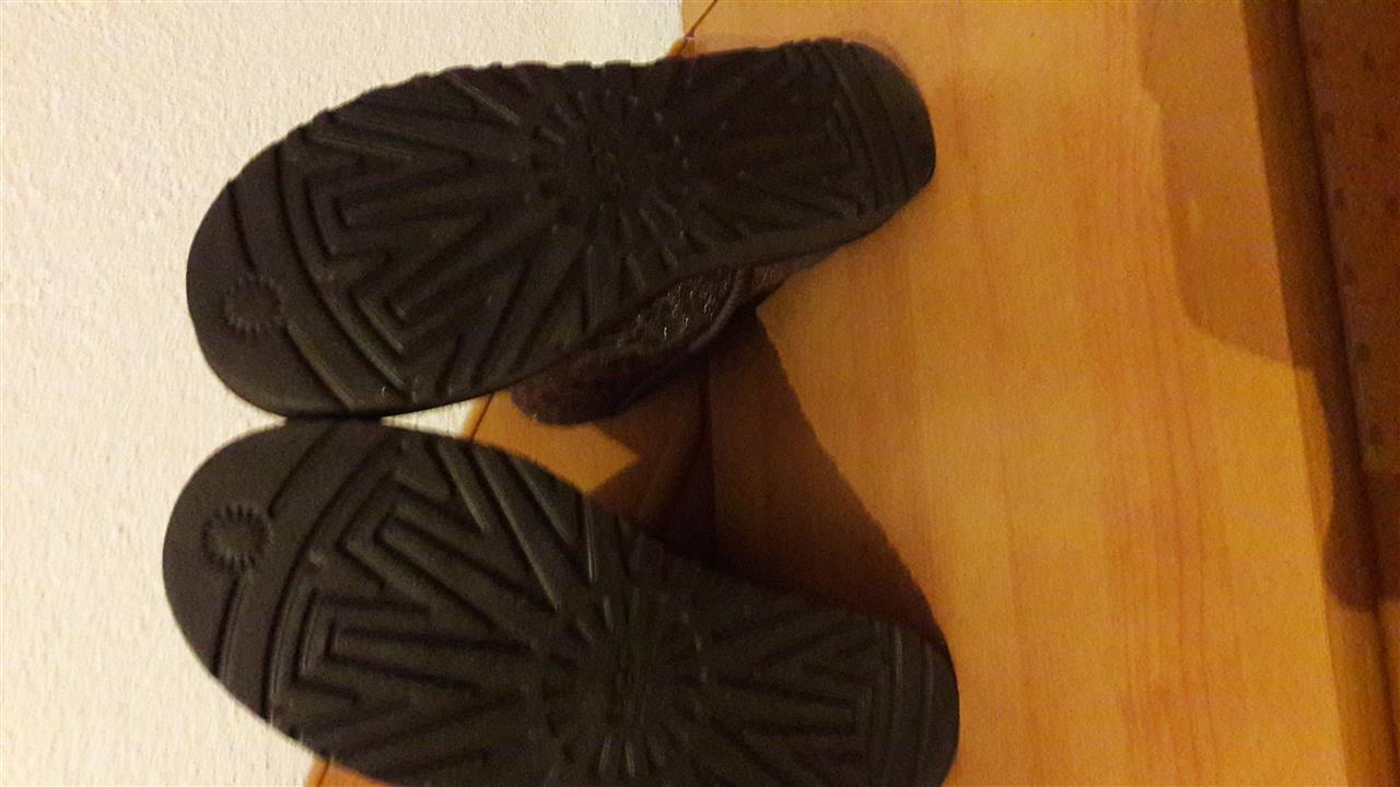 UGG