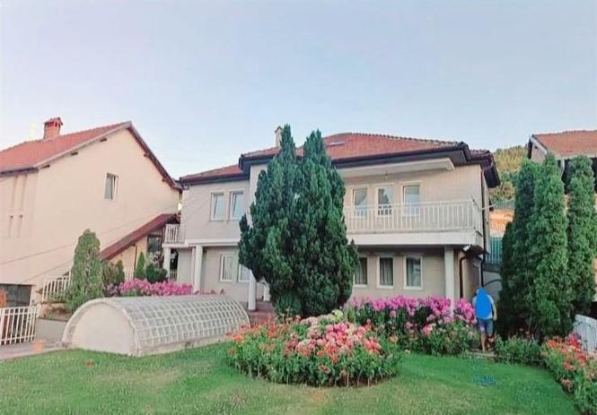 Shitet Shtepia  400m2 ne 5.60 ari Truall në Tokbashqe