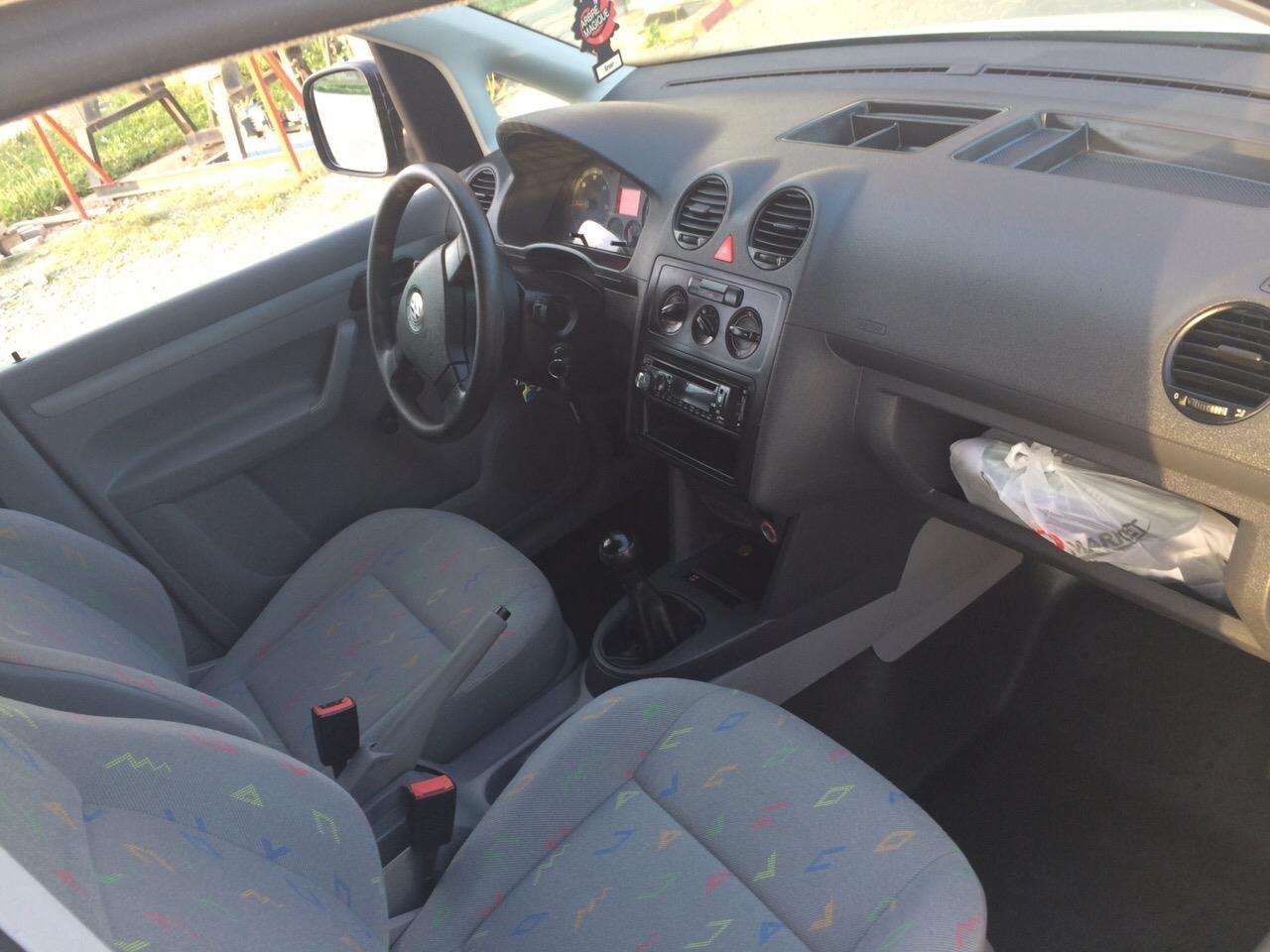VW-Caddy--07