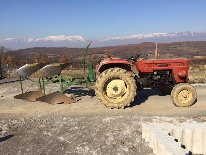 Traktor me pllugj