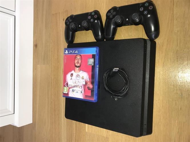 PS4 Slim 