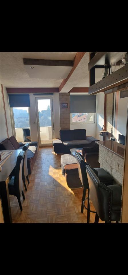 Shese-banesen-2-dhomeshe-me-2-terrasa-komplet-te-mobiluar-me