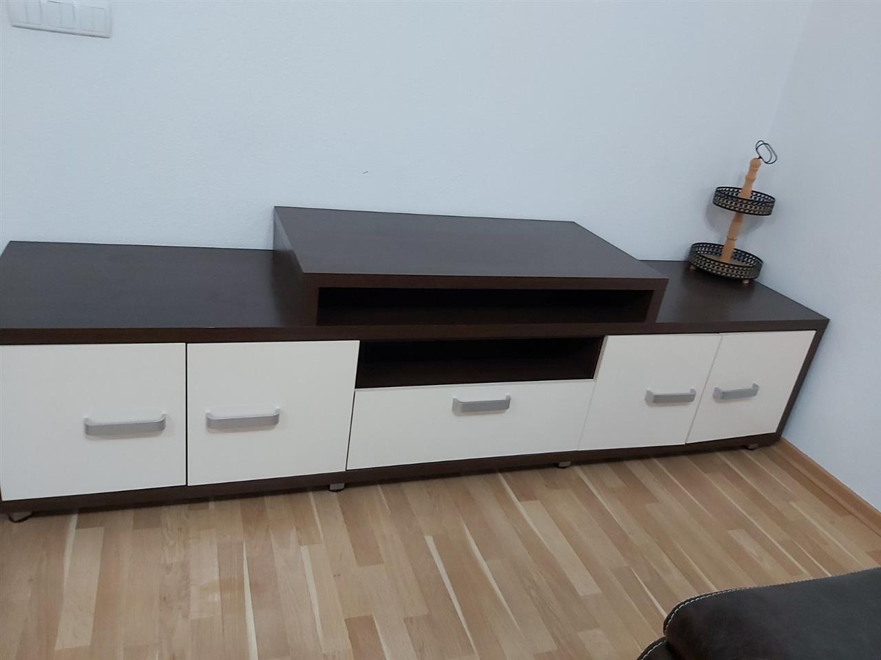 TV--KOMODË