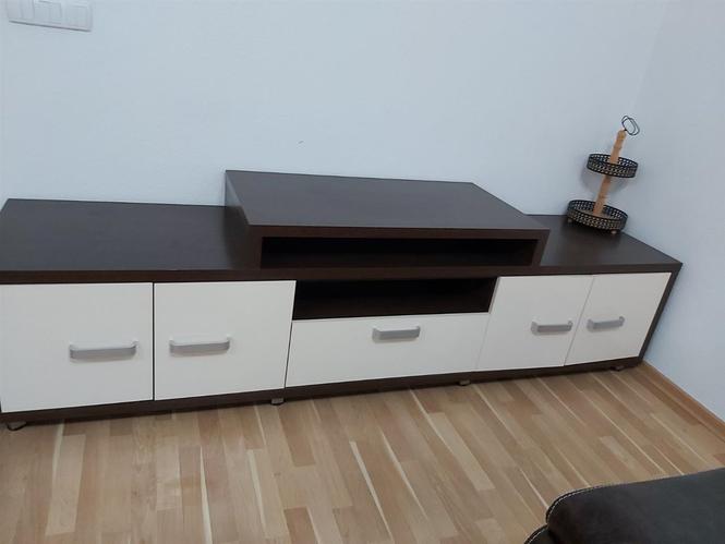 TV  KOMODË