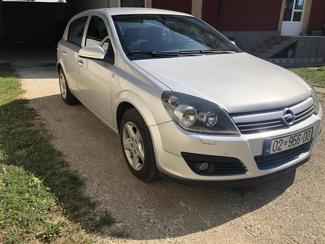 Shitet Opel Astra