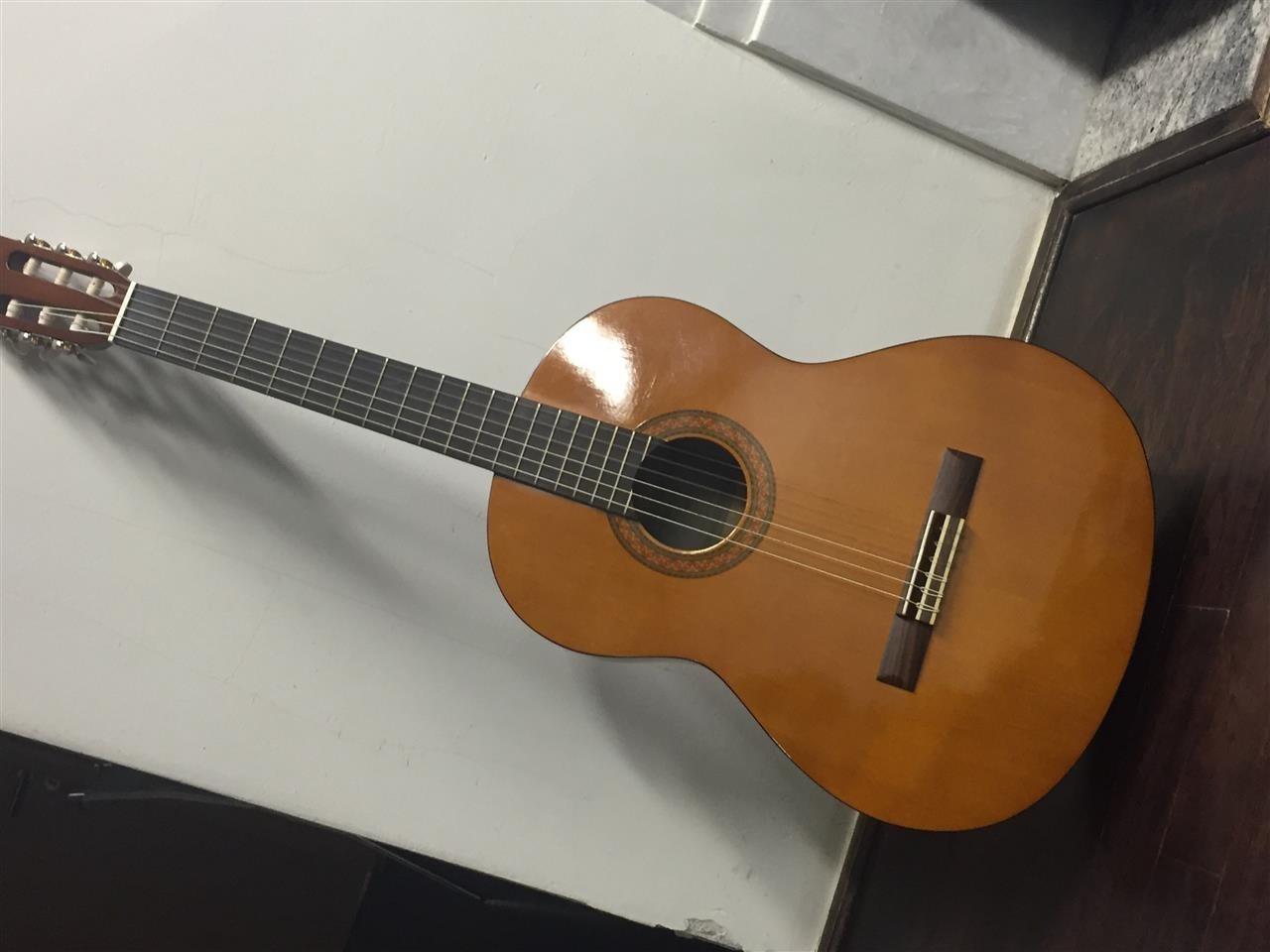 Gitarë-yamaha-c40
