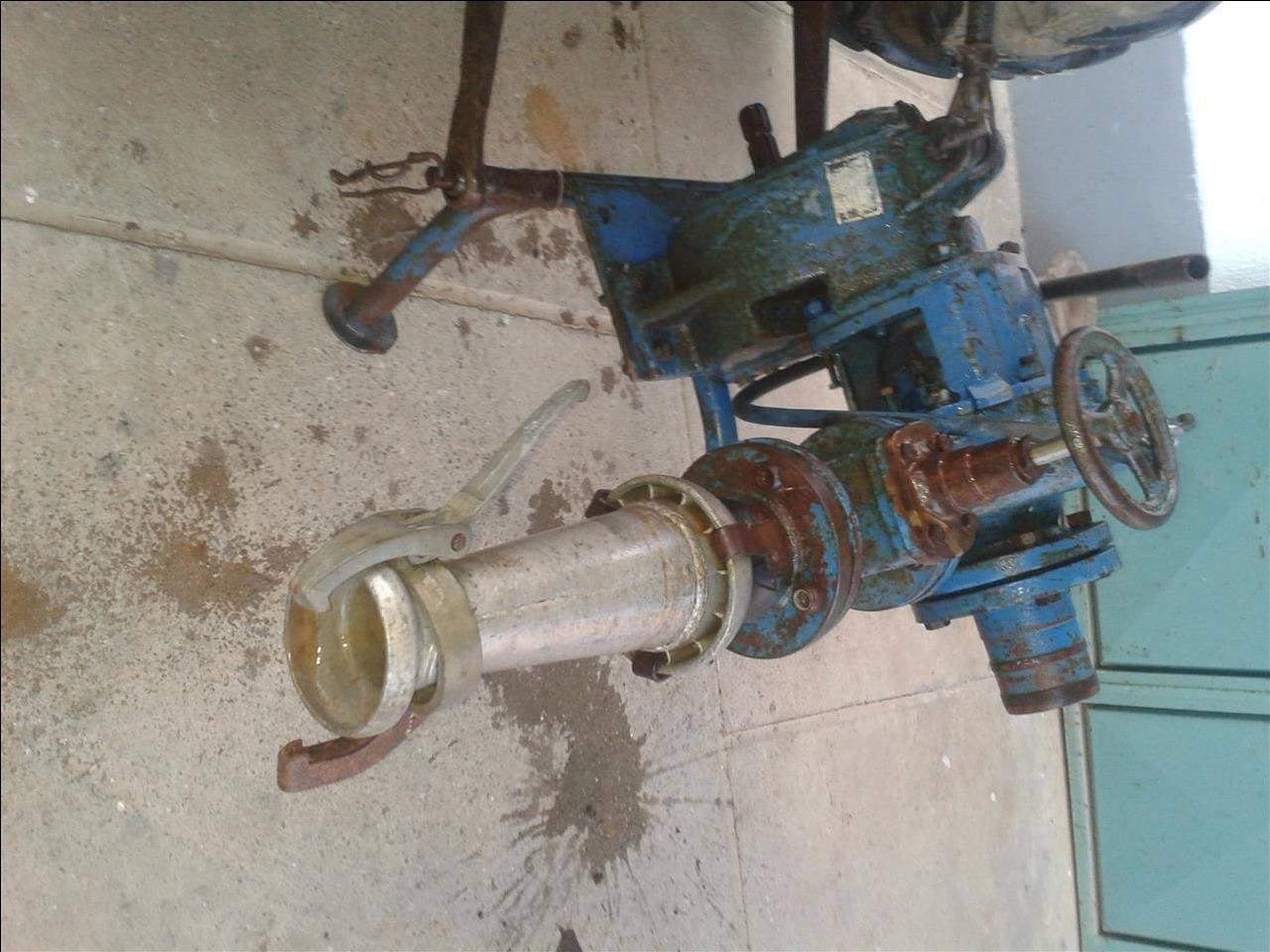 Shitet-pompa-e-ujit-per-traktor