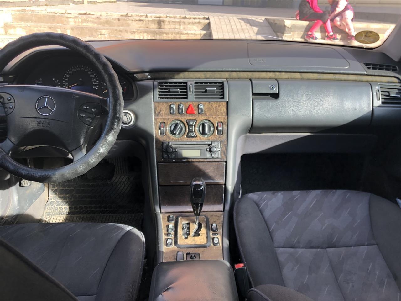 Mercedes-E270-