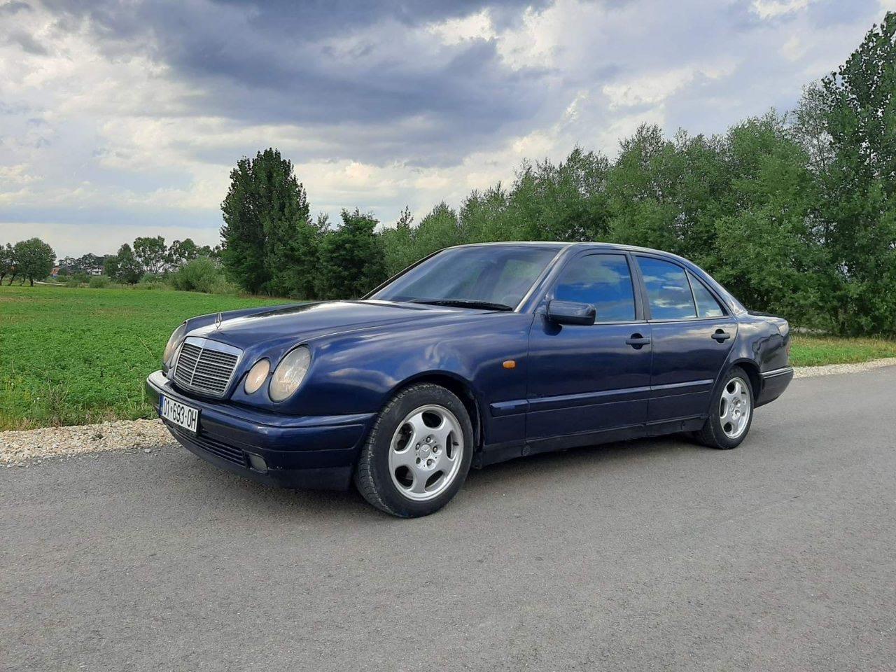 Mercedes-E220-