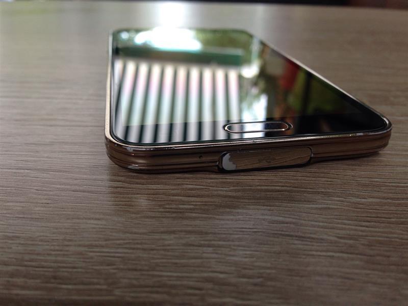 Galaxy-s5-Gold---Rezistent-ndaj-Ujit