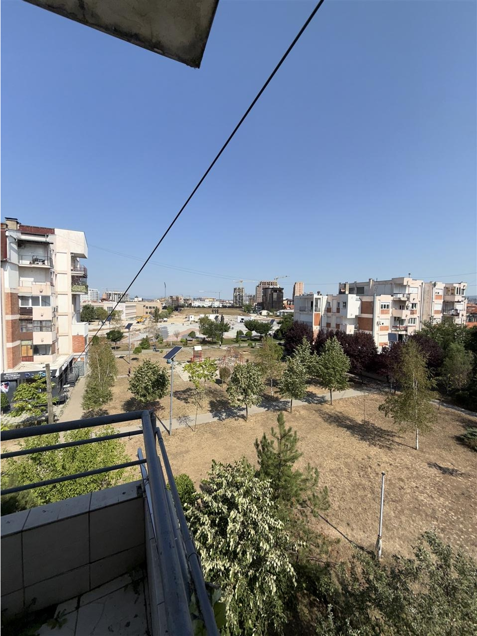 Banes-3-dhomshe-me-qera-tek-sheshi-DRENAS