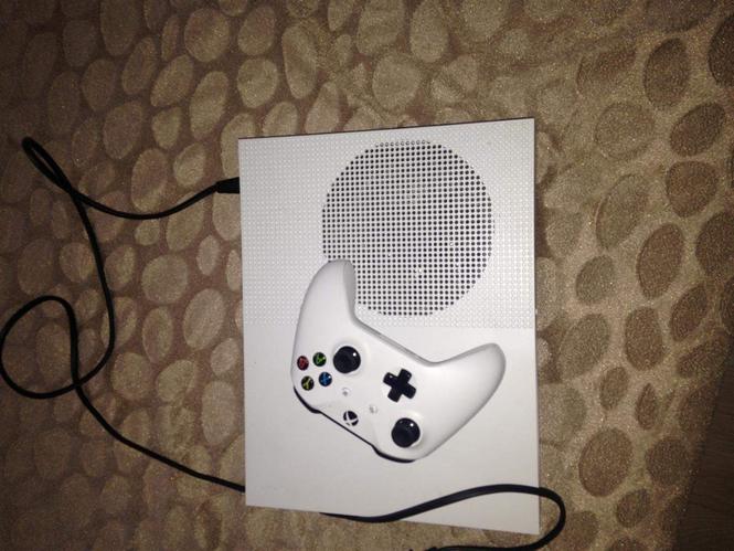Xbox One S 