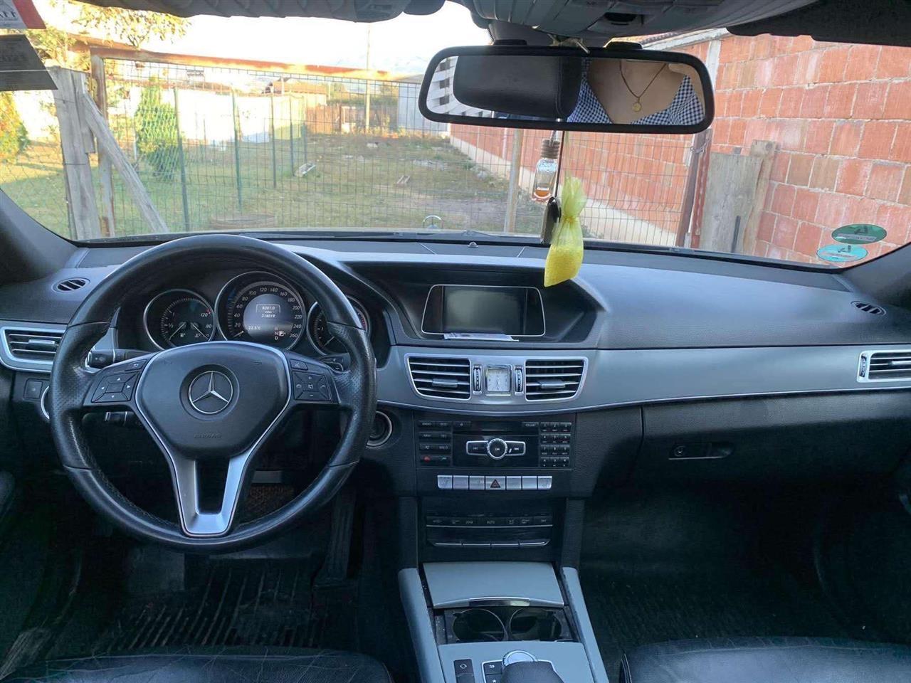 Mercedes-E220