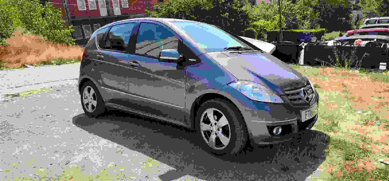 Mercedes-A180-2011-Anglez