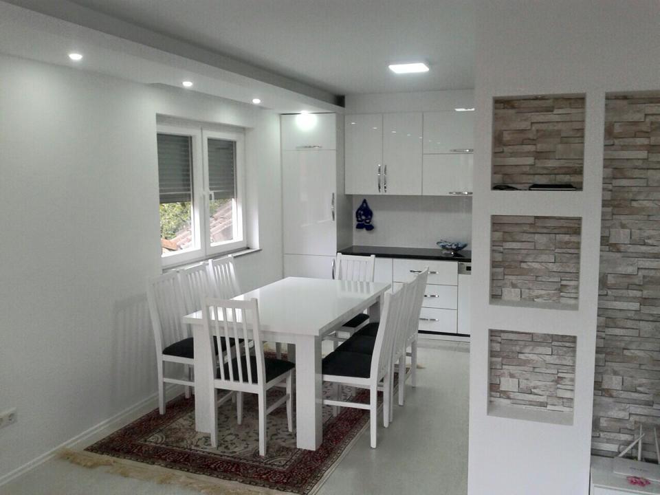 Tavolin-me-6-Ulse-250-Euro-