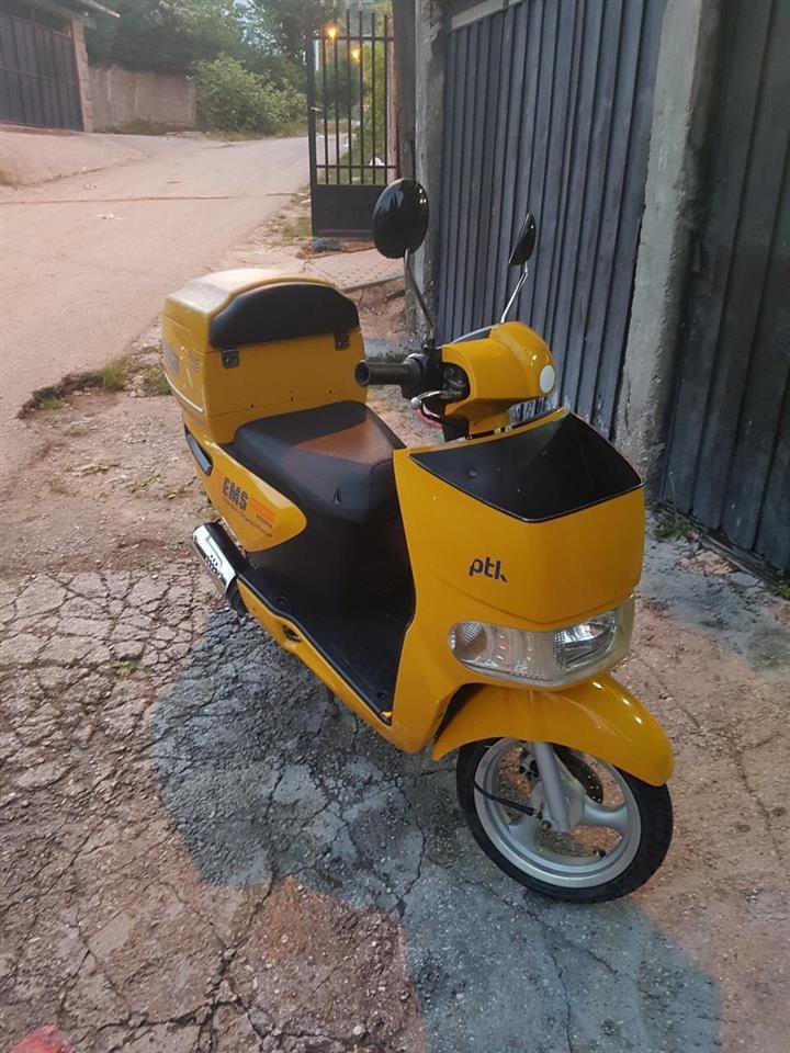 Shes-motorrin-50cc