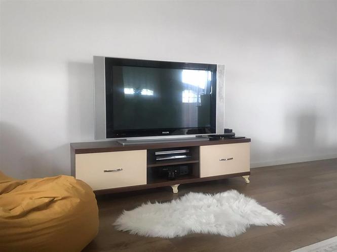 Shitet Televizioni PHILPS se bashku me Komode