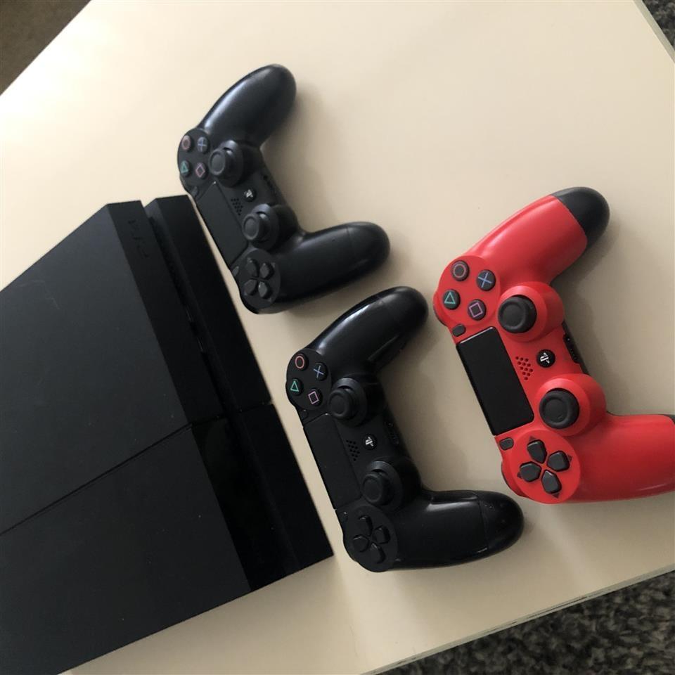 PS4-+-3-Controller