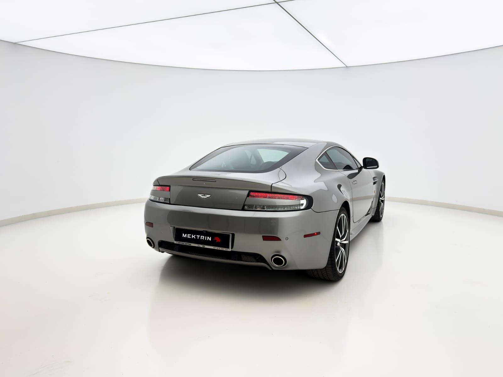 Aston-Martin-Vantage----