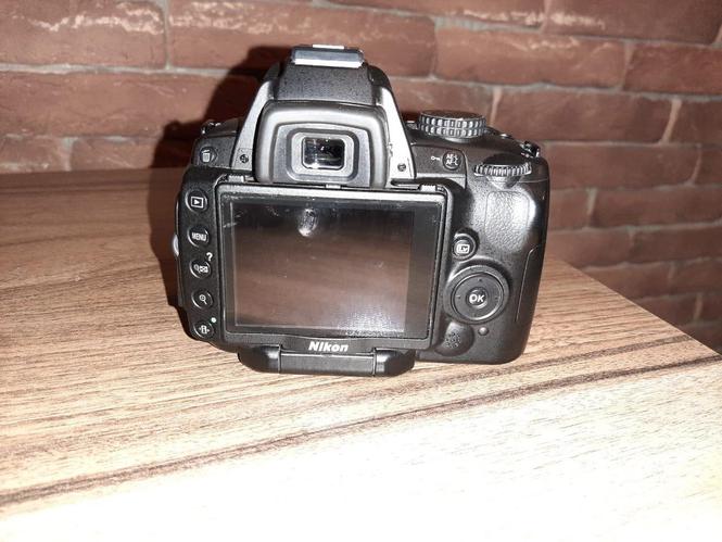 Nikon D5000 me objektiv 18-55 mm
