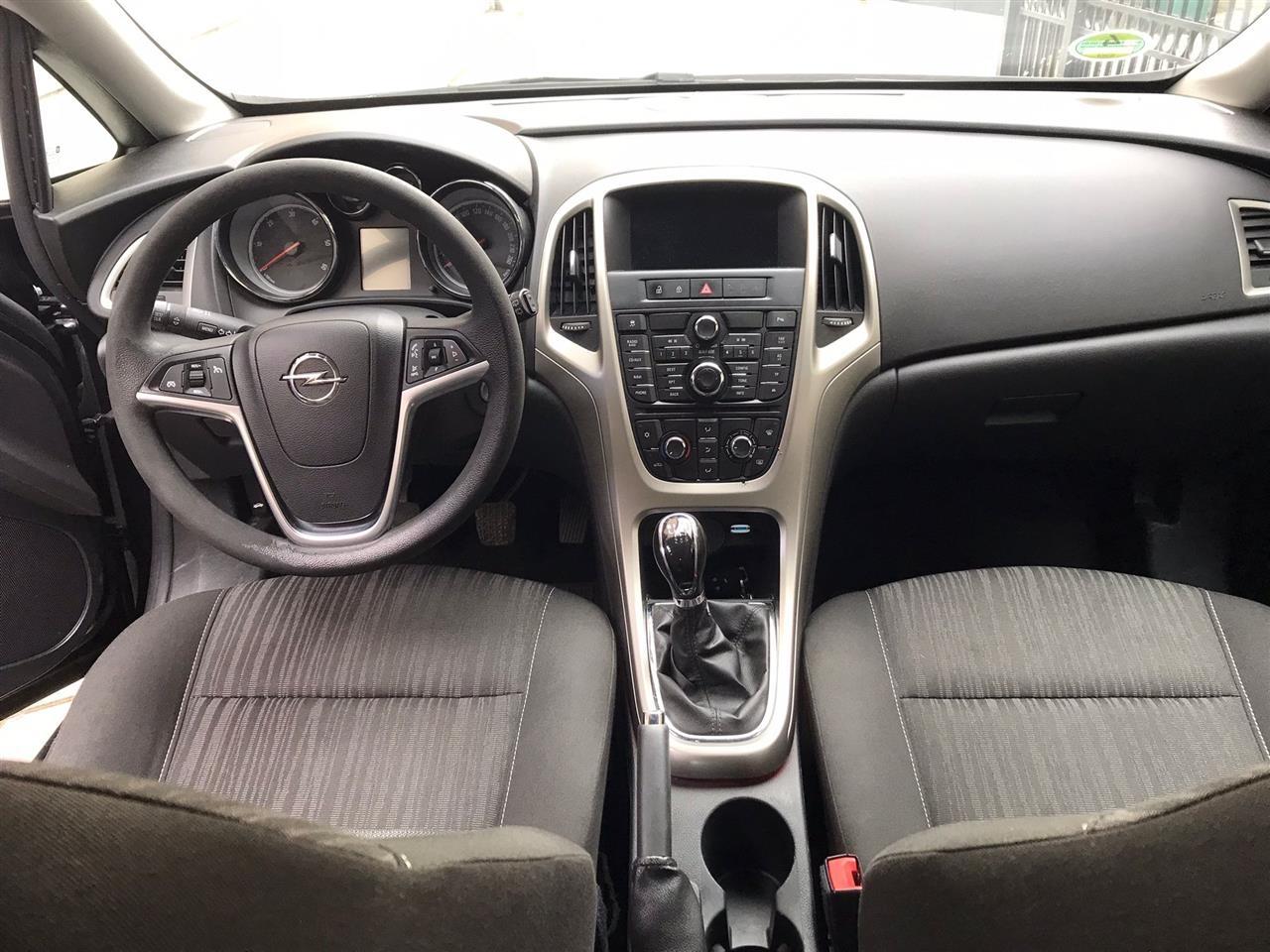 Opel-Astra-J-2012