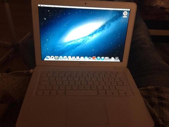 APPLE MACBOOK 