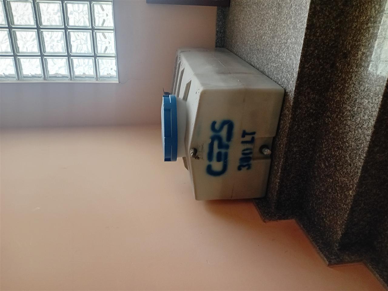 Rezarvar-uji-motor-dhe--profil-mbajtes-per-rezervar-uji