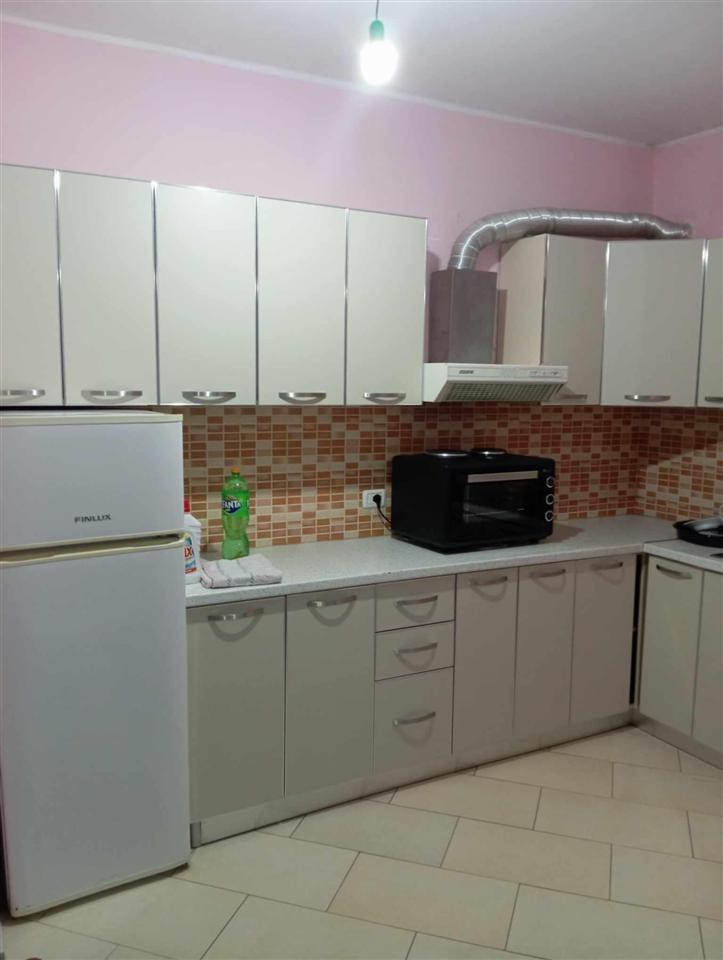 Apartament-me-qera-shpi-banes-ne-hyrje-vlore