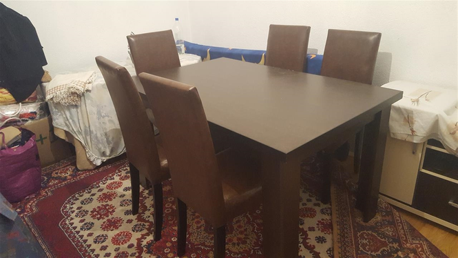 tryezë buke me karrika