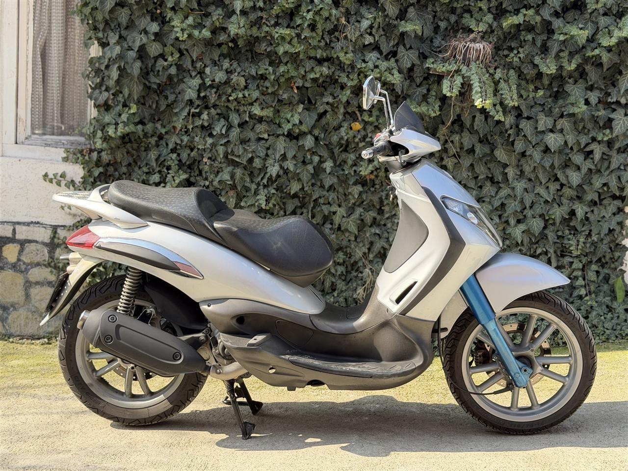 Piaggio-Beverly-250------------