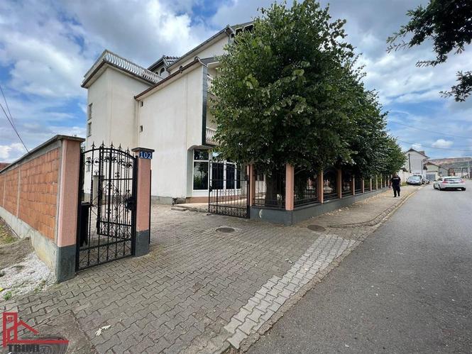 Shitët Shtëpia me 50 ari truall, 22 metra gjerësi 
