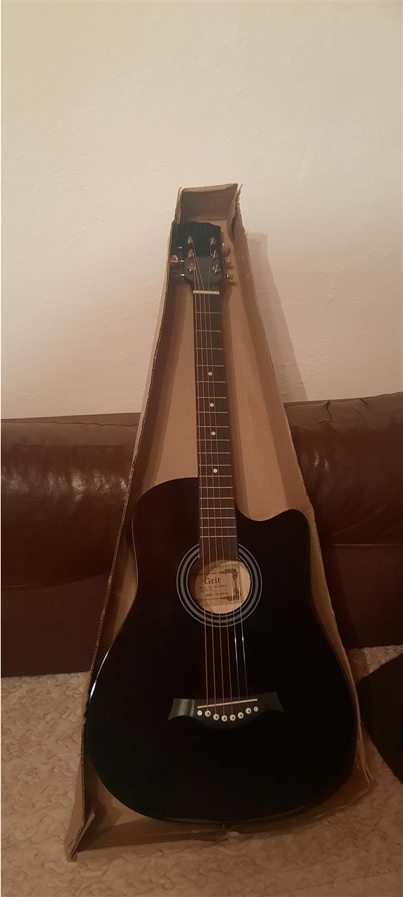 Gitare-akustike-e-re-