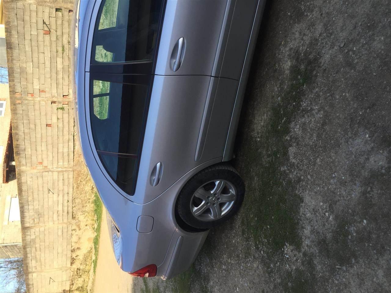 Mercedes-E200-