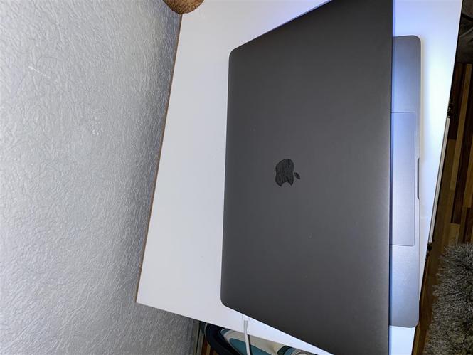 Shitet macbook pro 15" 