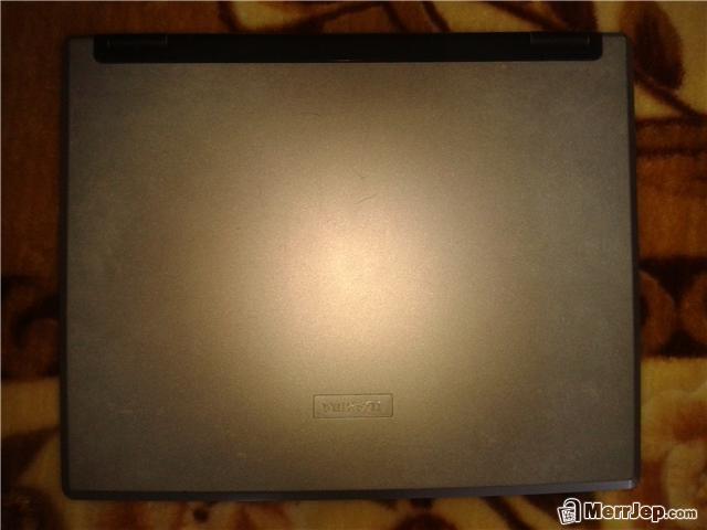 Kompjuter-lap-top-dhe-statik