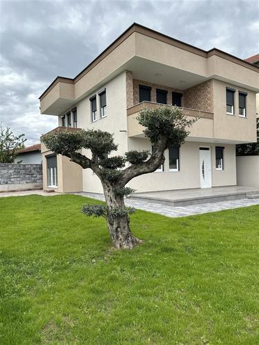 shitet shtepia ne zhabar te poshtem 179m2    +38349383687