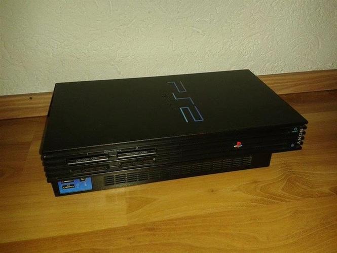Sony PlayStation + 13 CD 