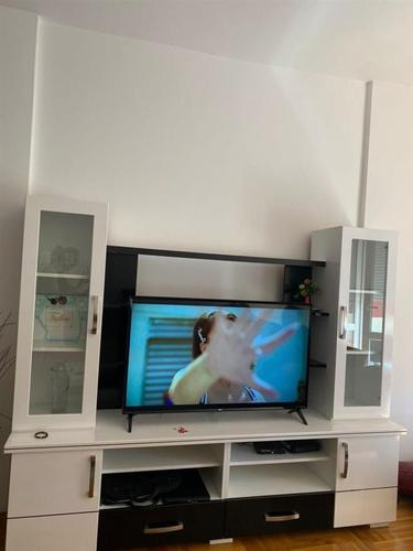 Shitet komoda e televizorit