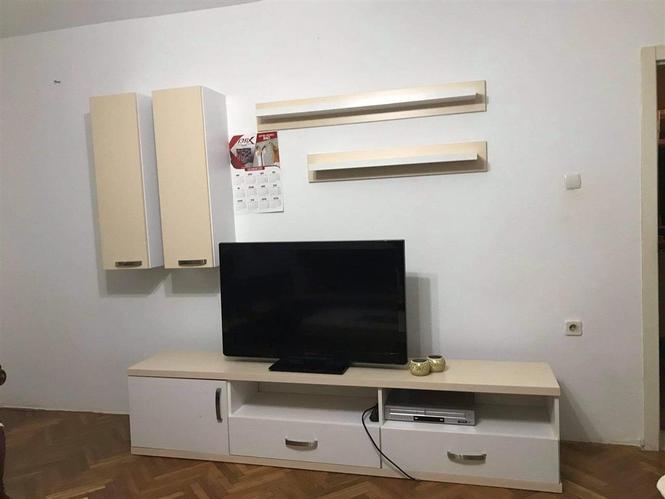 Komodë per tv