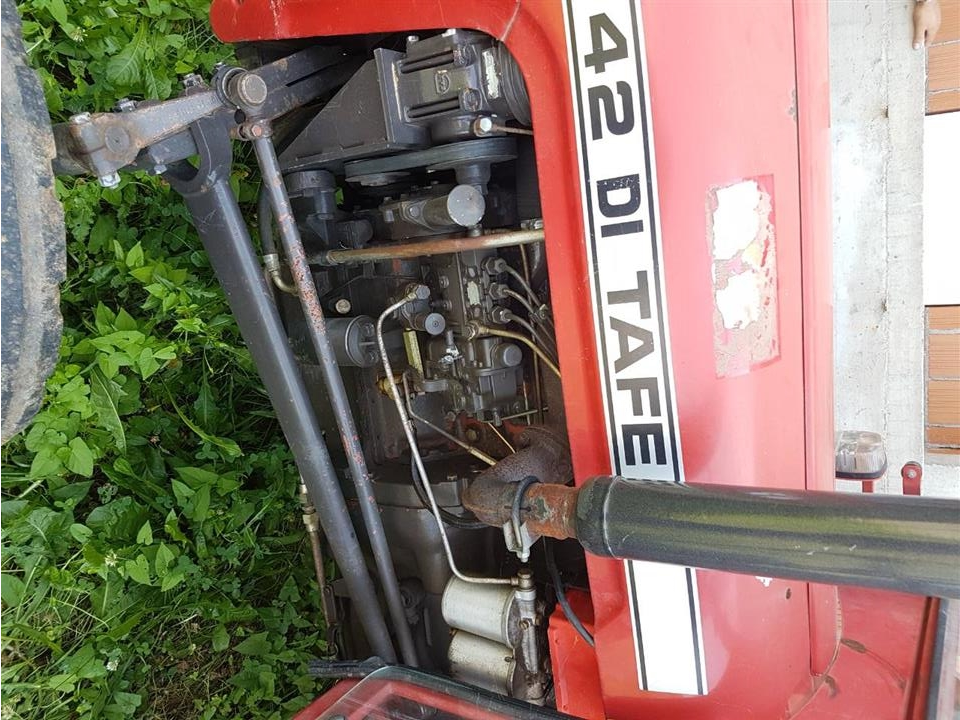 traktor-TAFE-42