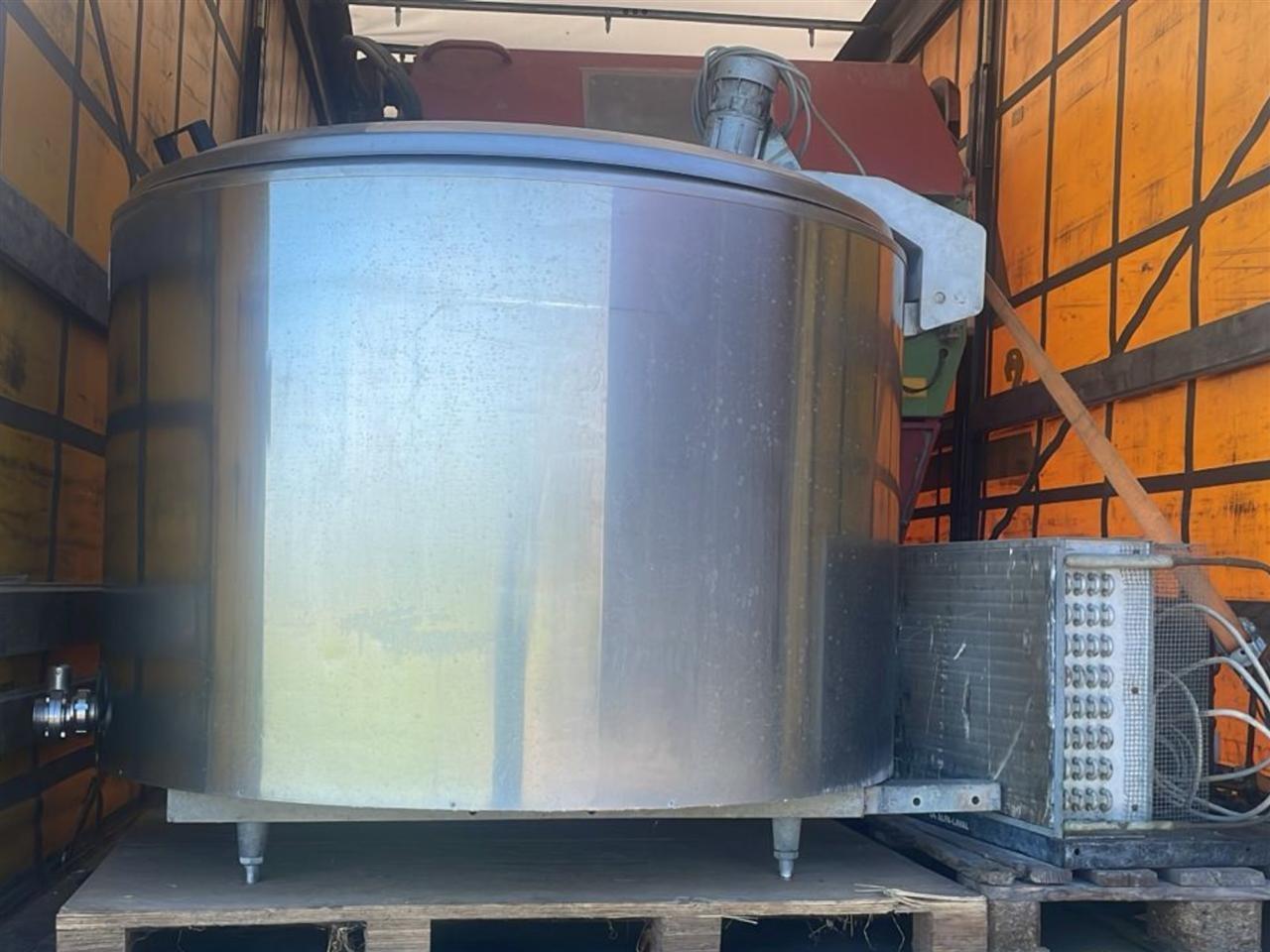 Tank-qumshti-1050l