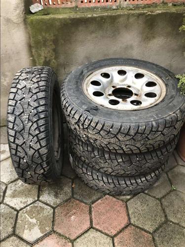 Shiten Gomat e dimrit per xhip 