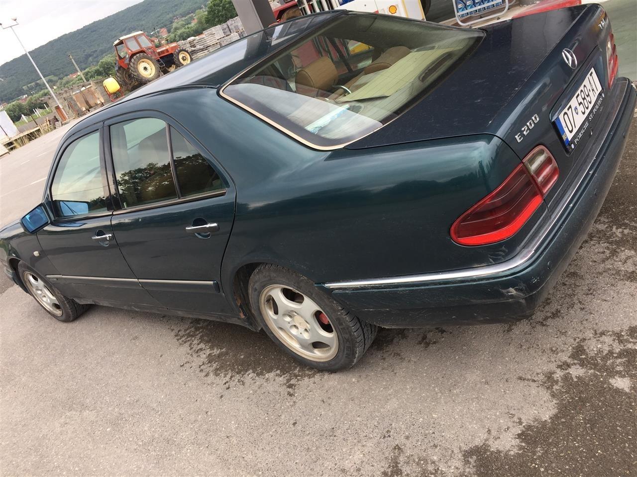 Mercedes-E-200