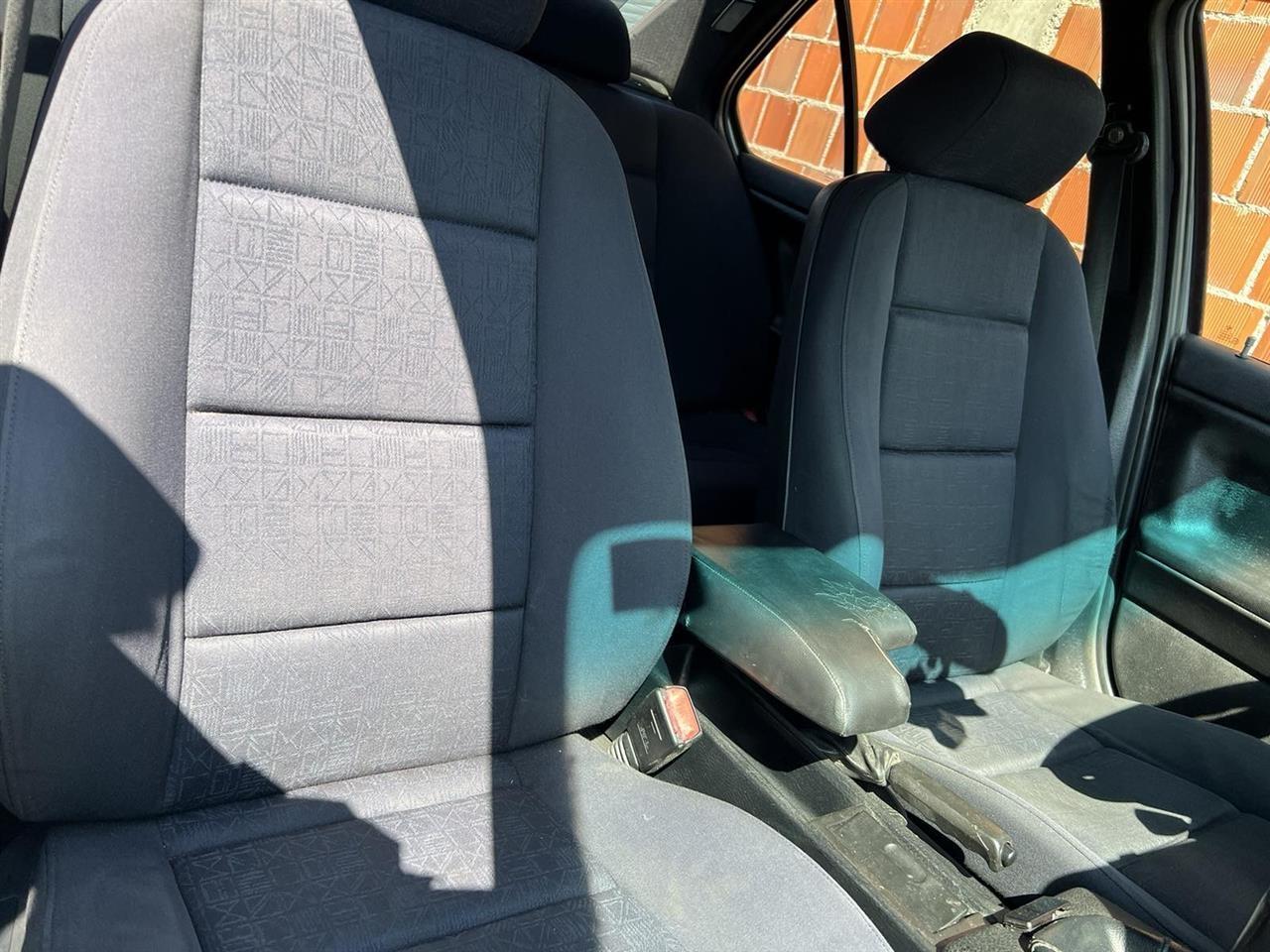 BMW-320i-e36-