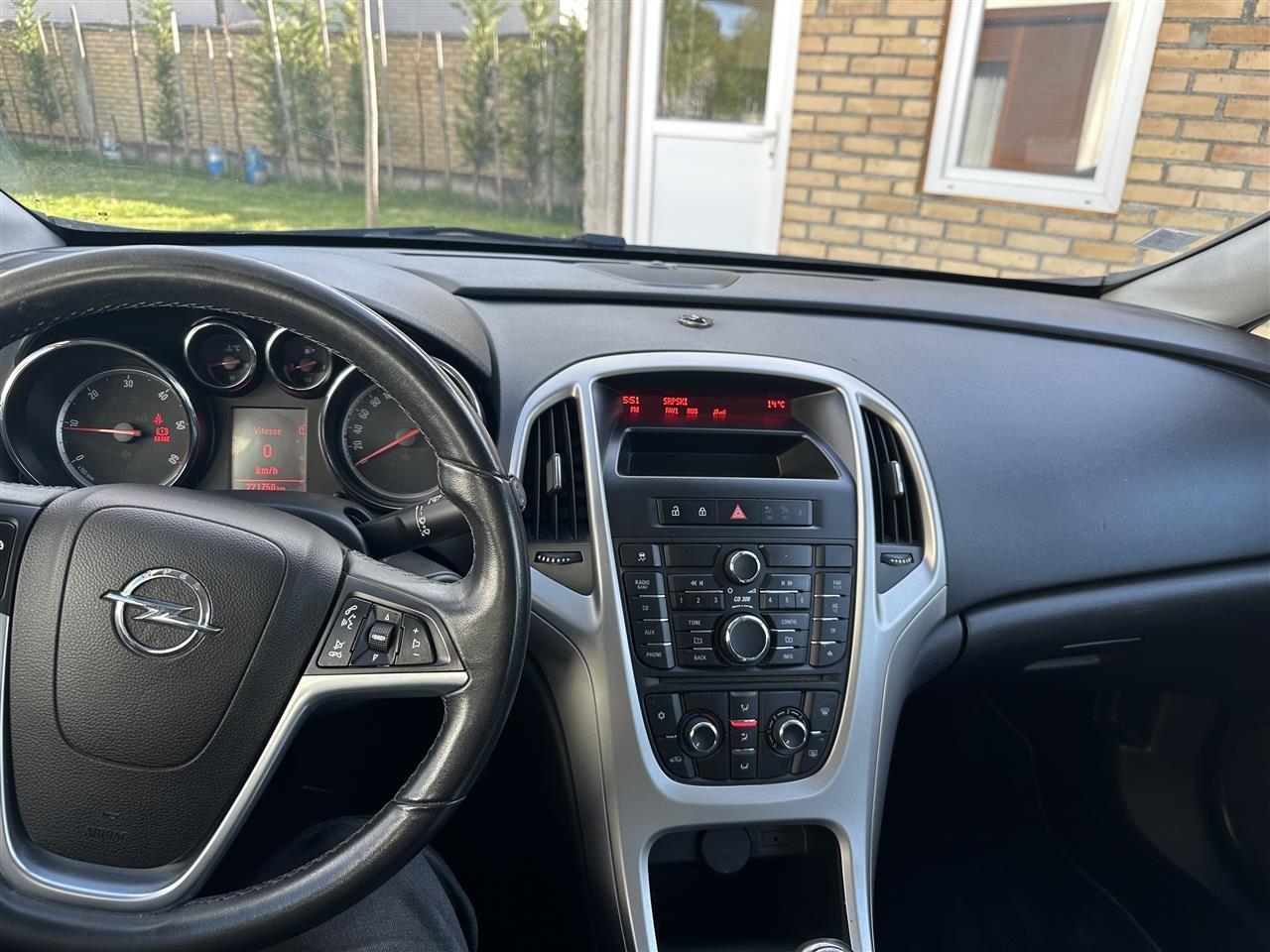 Opel--Astra---2012